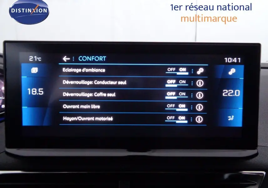 Écran tactile du tableau de bord du Peugeot 3008 2023 affichant les réglages de confort et climatisation.