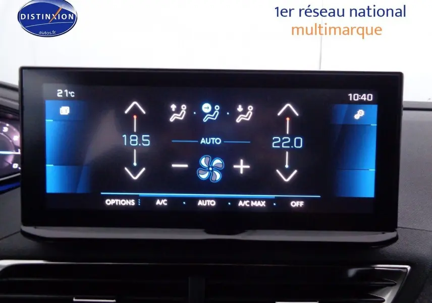 Écran tactile du système de climatisation automatique du Peugeot 3008 noir Perla Metal, affichant les réglages de température.