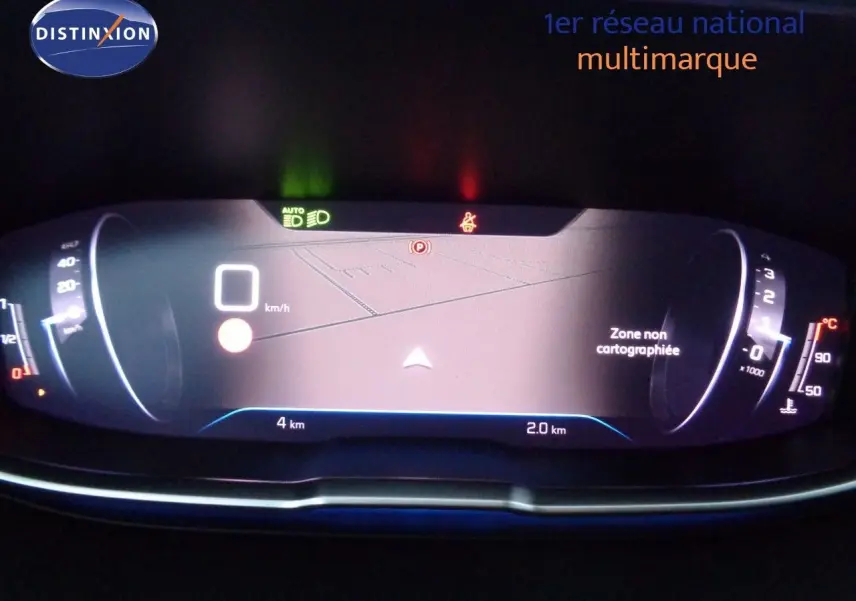 Tableau de bord numérique du Peugeot 3008 noir perla metal, affichant la navigation et les compteurs à l'arrêt.