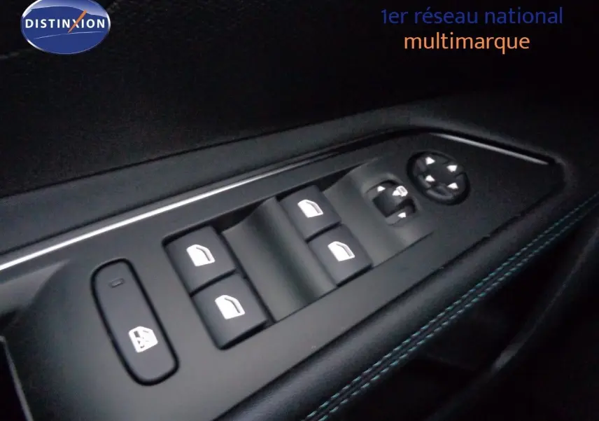 Gros plan sur les commandes des vitres et rétroviseurs côté conducteur d’un Peugeot 3008 noir Perla Metal.
