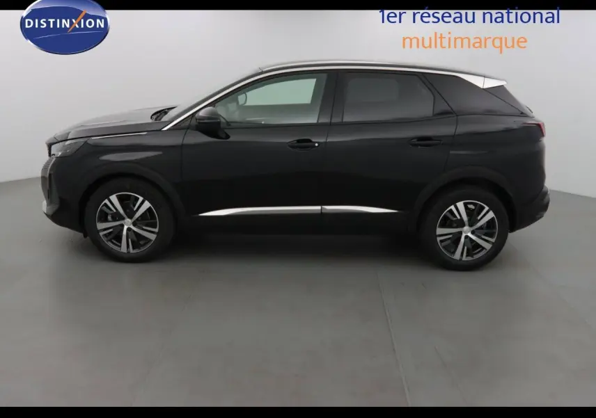 Profil côté gauche du Peugeot 3008 noir Perla Metal 2023 avec jantes alliage bicolores et lignes chromées élégantes.