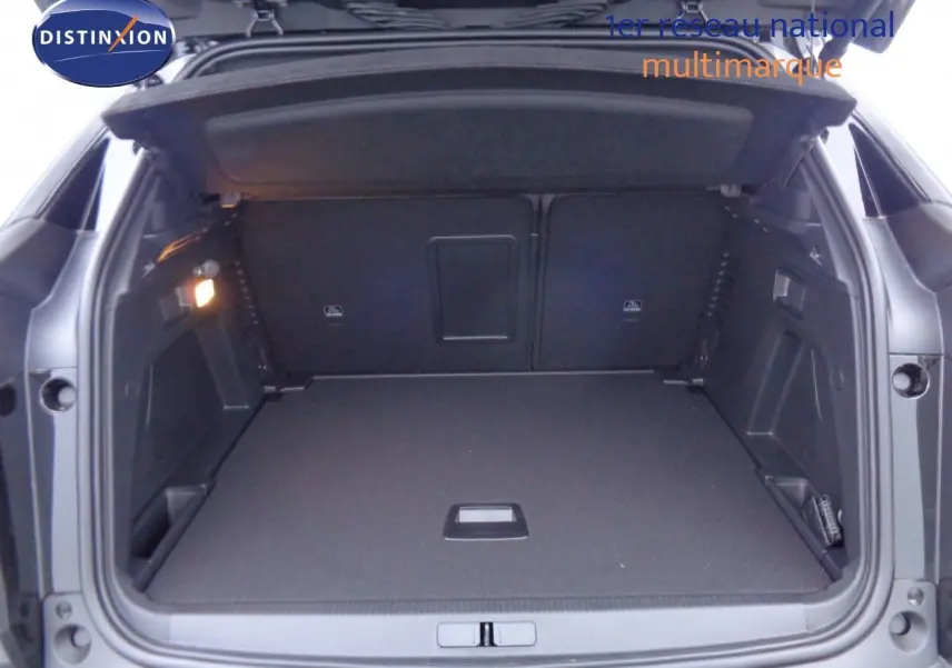 Coffre ouvert du Peugeot 3008 noir perla metal, vue arrière montrant un espace de chargement spacieux et bien éclairé.