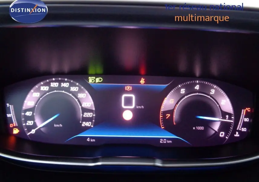 Tableau de bord numérique du Peugeot 3008 noir Perla Metal, affichant vitesse et compte-tours éclairés en bleu et blanc.