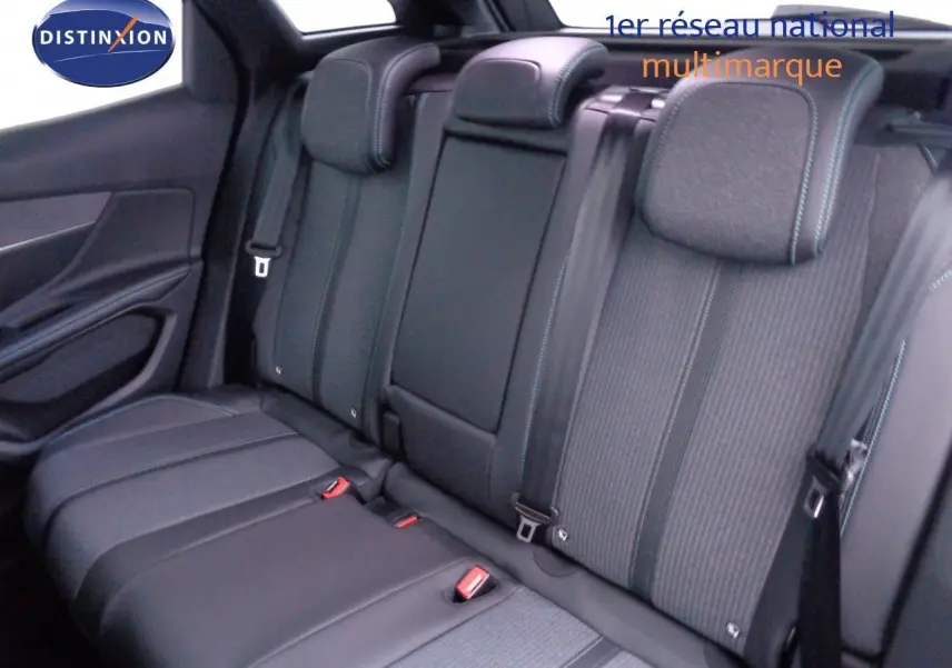 Vue intérieure du siège arrière du Peugeot 3008 noir Perla Metal, avec appuie-têtes et ceintures visibles.
