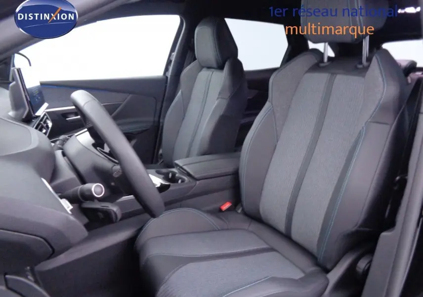 Intérieur du Peugeot 3008 2023, vue côté conducteur sur sièges tissu et cuir noir avec surpiqûres bleues.