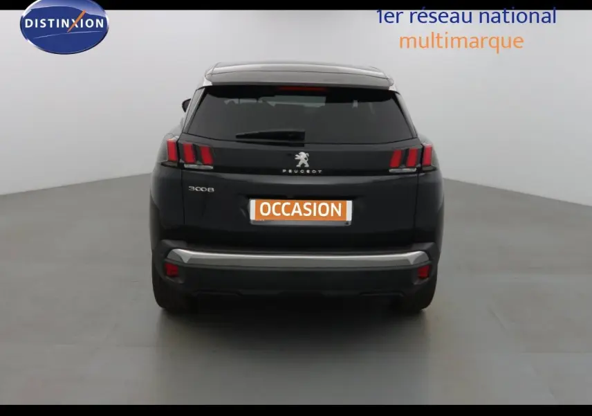 Vue arrière du Peugeot 3008 noir perla metal avec feux LED et hayon fermé dans un studio blanc.