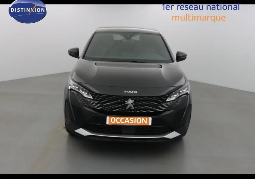 Vue frontale d'un Peugeot 3008 noir perla metal avec calandre distinctive et phares LED allumés.
