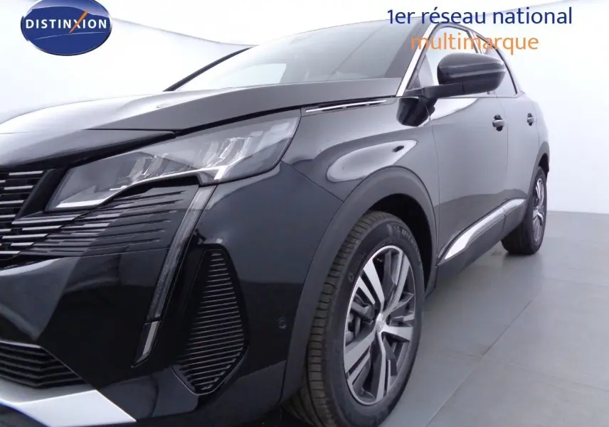 Vue 3/4 avant droit du Peugeot 3008 noir Perla Metal mettant en valeur ses phares LED et jantes alliage biton.