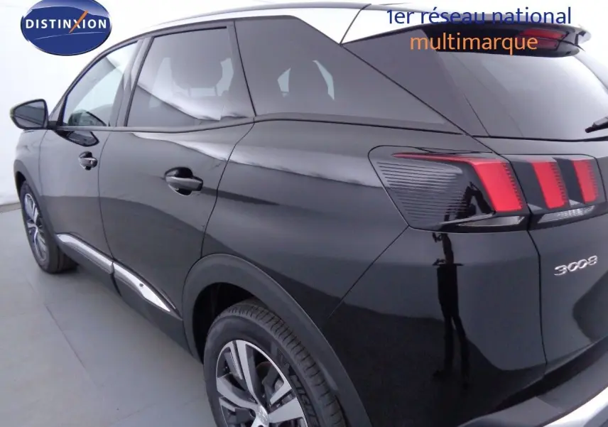 Vue 3/4 arrière droite d'un Peugeot 3008 noir perla metal avec feux arrière à barres rouges distinctives.
