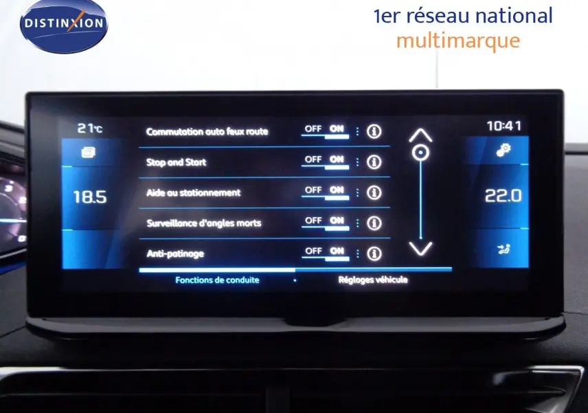 Écran tactile central du Peugeot 3008 2023 affichant les réglages d’aides à la conduite et climatisation.