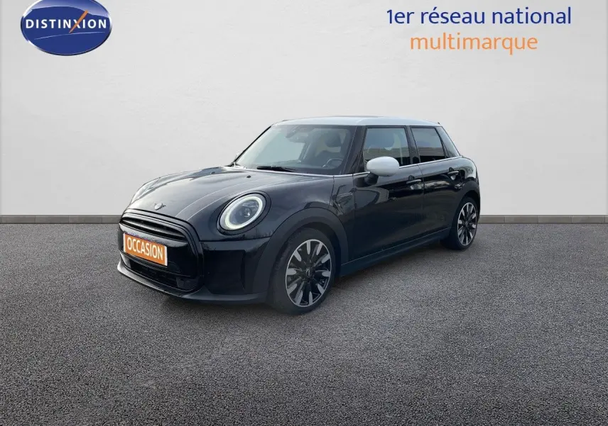 Vue 3/4 avant droite d'une MINI 1.5 136CH noire Midnight Metal avec rétroviseurs blancs et jantes bi-ton.