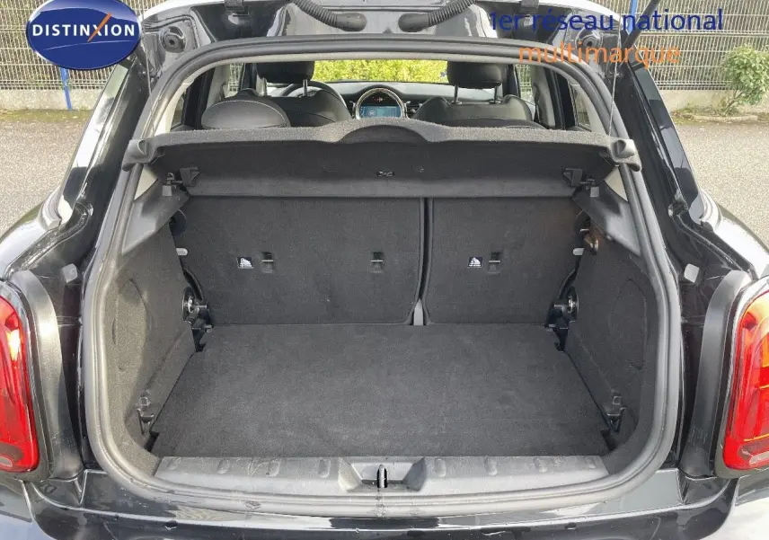 Coffre ouvert vu de l'arrière d'une MINI noire Midnight Metal 2023, montrant l'espace de chargement vide.