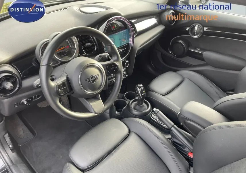 Intérieur noir cuir de MINI 1.5 136CH, vue depuis le côté conducteur sur volant, tableau de bord et console centrale.
