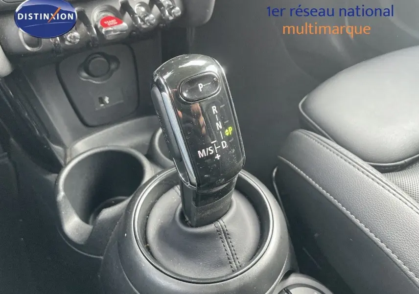 Le levier de vitesses automatique noir de la MINI 1.5 136CH STEPTRONIC, avec console et accoudoir en cuir noir.