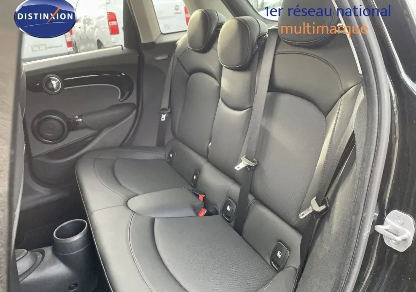 Vue intérieure côté droit montrant la banquette arrière en cuir noir de la MINI 1.5 136CH STEPTRONIC 2023.