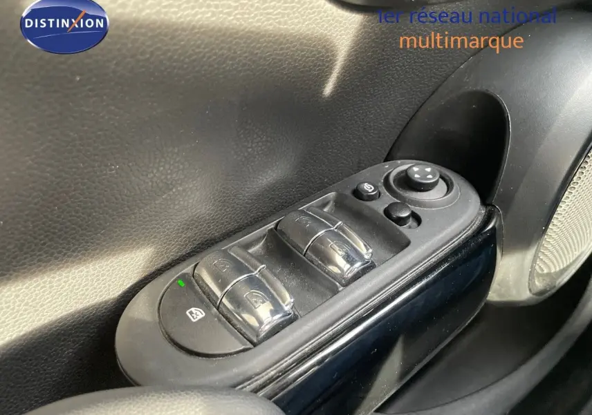 Gros plan sur les commandes des vitres électriques côté conducteur d’une MINI noire Midnight Metal de 2023.