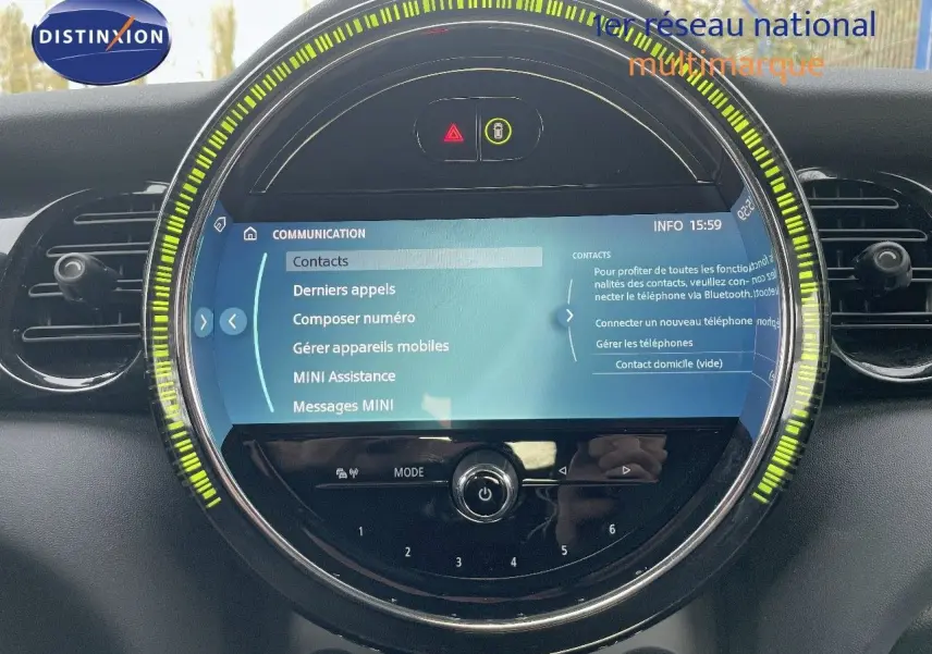 Vue rapprochée du tableau de bord MINI 2023 avec écran circulaire central affichant le menu communication.