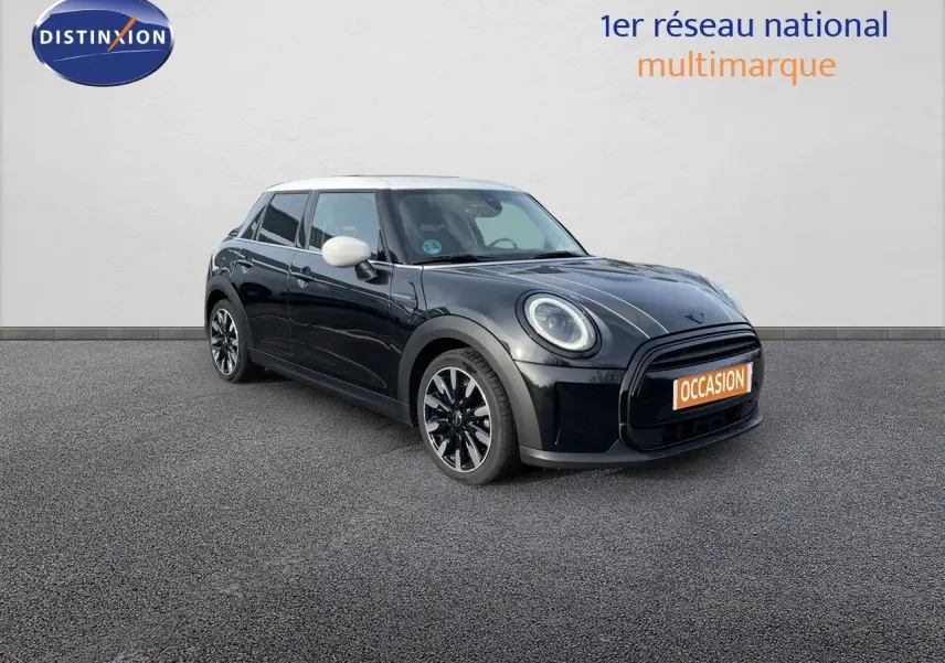 Vue 3/4 avant droite d'une MINI 1.5 136CH noire Midnight Metal avec toit et rétroviseurs blancs, en extérieur.
