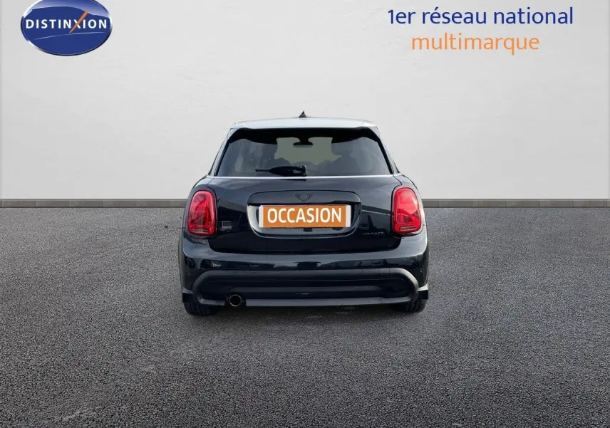 Vue arrière d'une MINI noire Midnight Metal 2023 avec feux arrière rouges et plaque "OCCASION" visible.