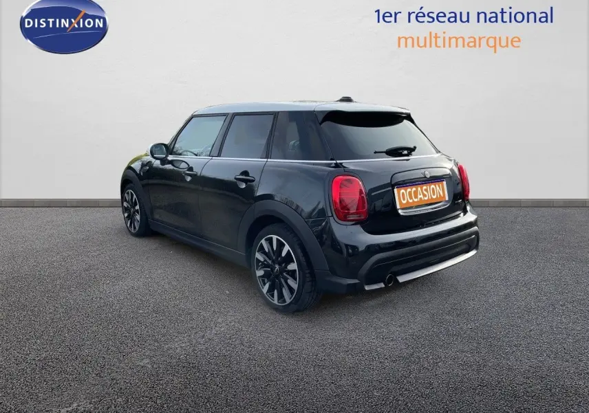 Vue 3/4 arrière droite d'une MINI 1.5 136CH noire Midnight Metal avec jantes biton et feux arrière LED.