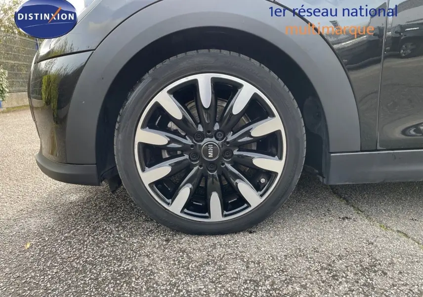 Gros plan sur la roue avant gauche d'une MINI noire Midnight Metal avec jante bi-ton 17 pouces.