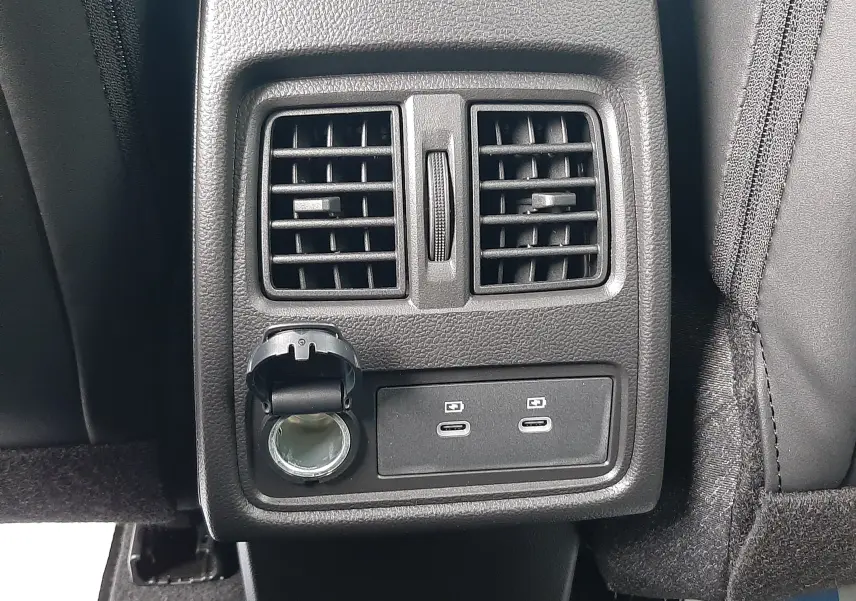 Prise USB double et prise 12V sous les aérateurs arrière, console centrale arrière d’un Renault Symbioz blanc nacré.