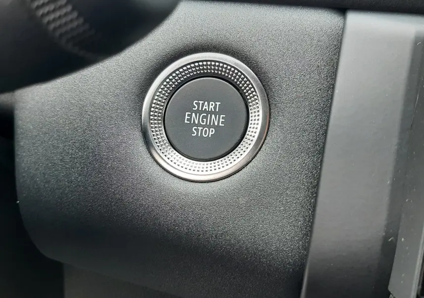 Gros plan sur le bouton Start Engine Stop dans l'habitacle noir du Renault Symbioz blanc nacré 2025.