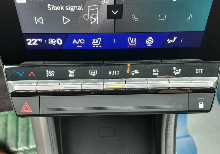 Vue rapprochée de la console centrale du Renault Symbioz blanc nacré, montrant les commandes climatisation et l’écran tactile.
