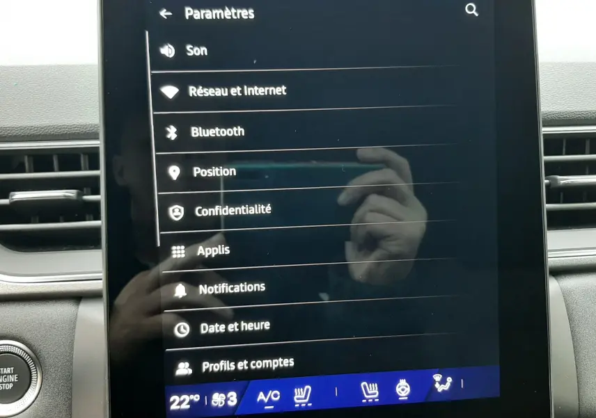Écran tactile central du tableau de bord Renault Symbioz, affichant le menu des paramètres, intérieur noir.
