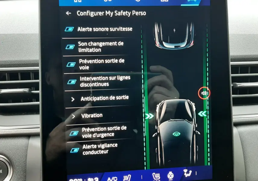 Écran tactile intérieur montrant les réglages d’aide à la conduite du Renault Symbioz blanc nacré, vue de face.