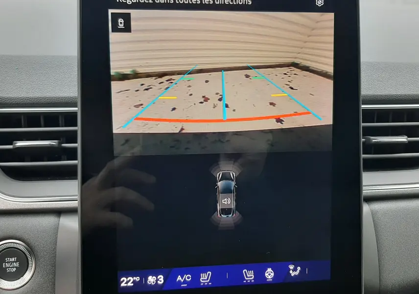 Écran central de Renault Symbioz blanc nacré montrant la caméra de recul avec lignes de guidage colorées.