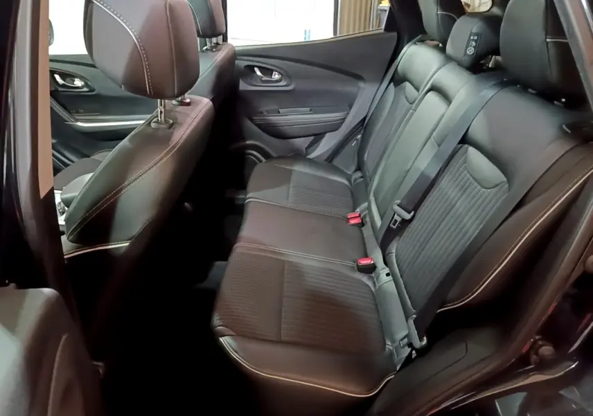 Vue intérieure côté droit montrant la banquette arrière en cuir noir avec surpiqûres blanches du Renault Kadjar Intens 2018.