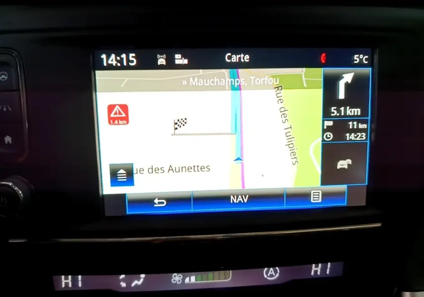 Écran tactile de navigation du Renault Kadjar Intens noir, affichant une carte avec itinéraire et informations de trajet.