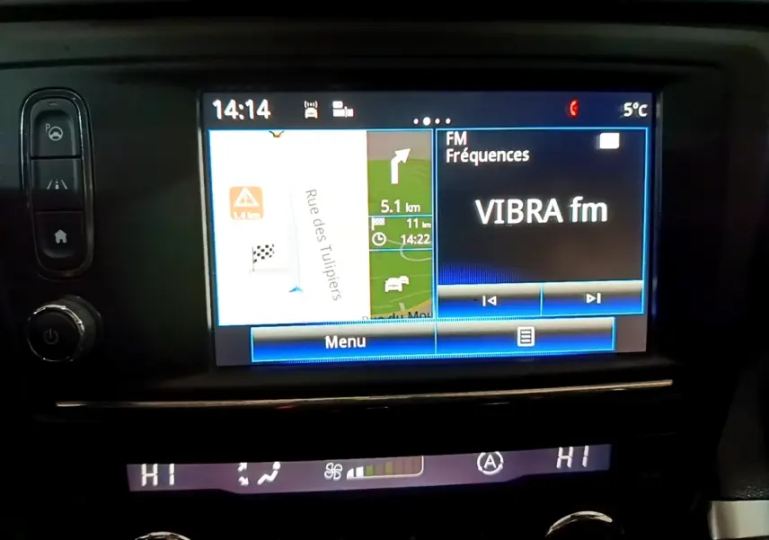 Écran tactile central du tableau de bord Renault Kadjar noir 2018 montrant navigation et radio FM VIBRA fm