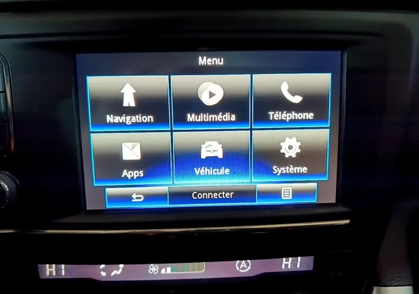Écran tactile central du tableau de bord du Renault Kadjar noir 2018 affichant le menu multimédia et navigation.