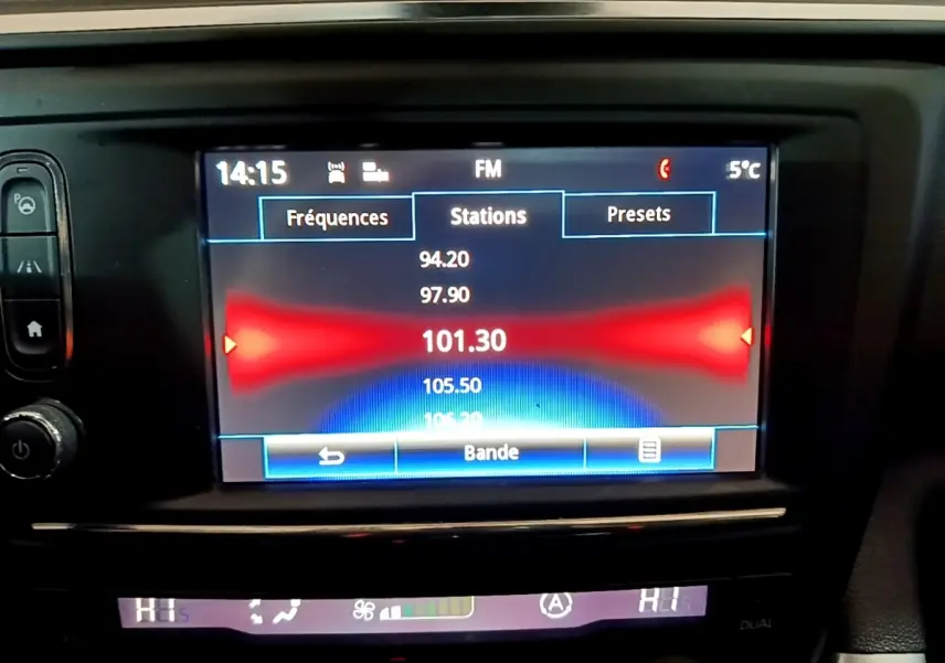 Écran tactile central du Renault Kadjar Intens noir de 2018 affichant la radio FM sur fréquence 101.30 MHz.