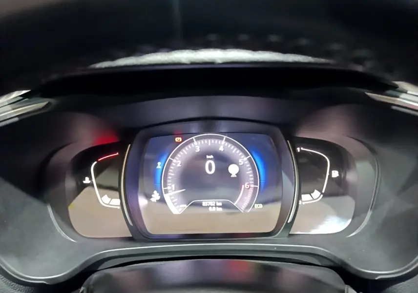 Tableau de bord numérique du Renault Kadjar Intens 2018, affichage central du compte-tours et vitesse à zéro.