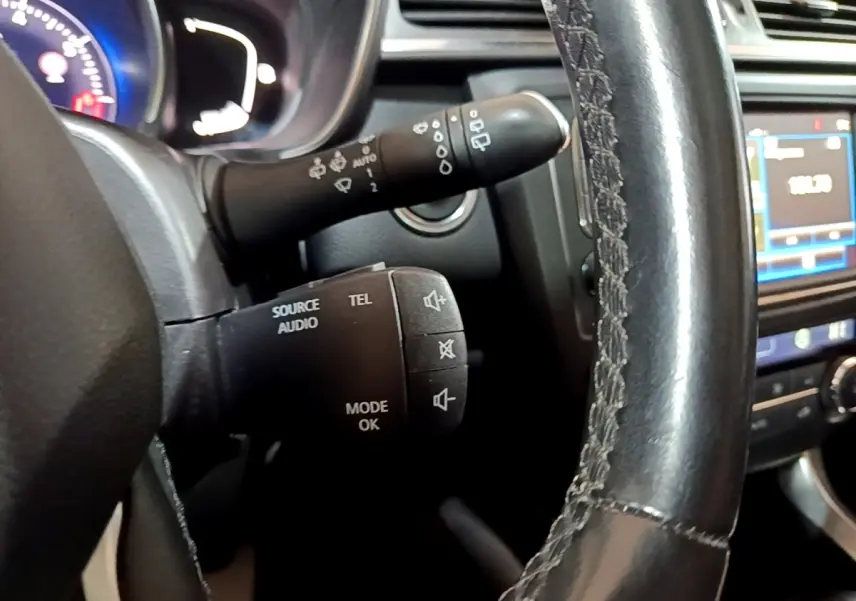 Gros plan sur les commandes audio au volant cuir noir du Renault Kadjar Intens 2018 avec tableau de bord et écran tactile.