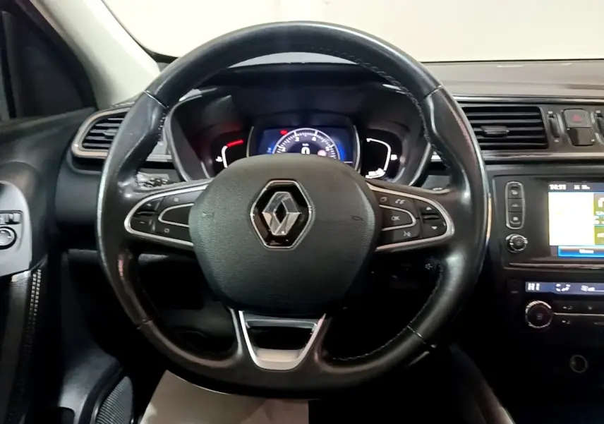 Vue intérieure centrée sur le volant cuir noir et le tableau de bord digital du Renault Kadjar Intens 2018.