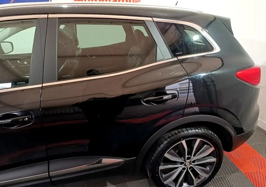 Vue latérale droite du Renault Kadjar noir 2018 mettant en valeur la roue alliage et les vitres teintées arrière.