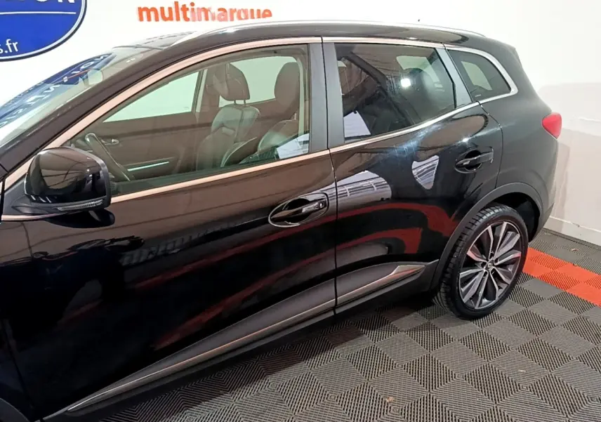 Profil côté gauche du Renault Kadjar Intens noir brillant, mettant en valeur les jantes alliage et les vitres teintées.