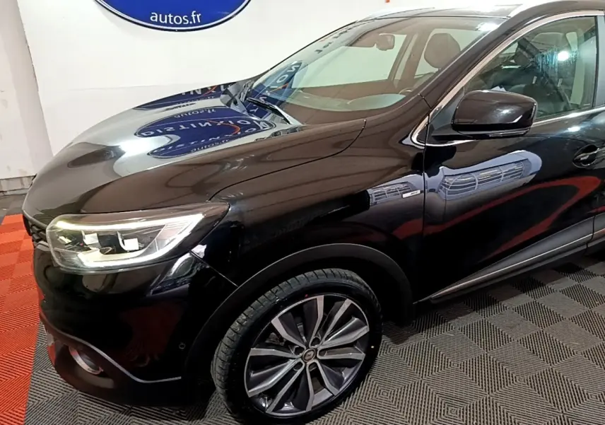 Renault Kadjar noir vu en 3/4 avant droit, mettant en valeur ses phares LED et jantes alliage modernes.