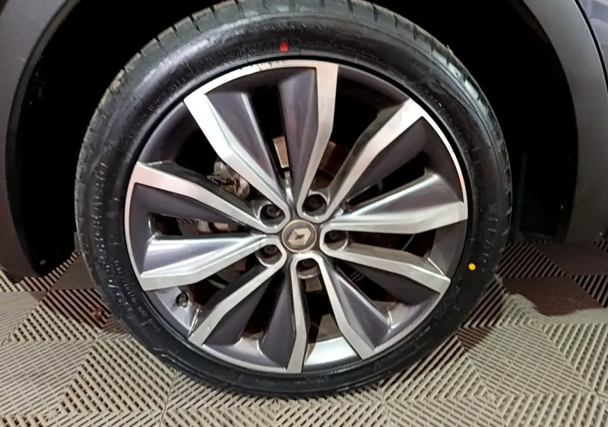 Gros plan sur la jante alliage bicolore du côté avant droit du Renault Kadjar Intens noir de 2018