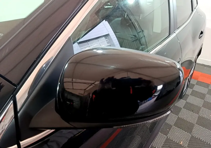 Rétroviseur noir côté gauche en gros plan du Renault Kadjar Intens Energy TCe 130 noir 2018.