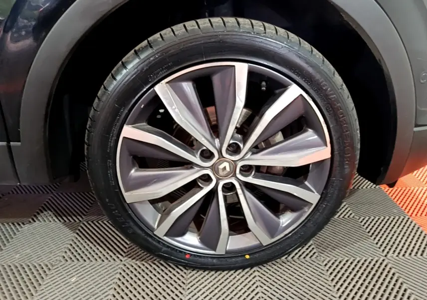 Gros plan sur la jante alliage du côté avant droit d'un Renault Kadjar noir, mettant en valeur le logo central Renault.