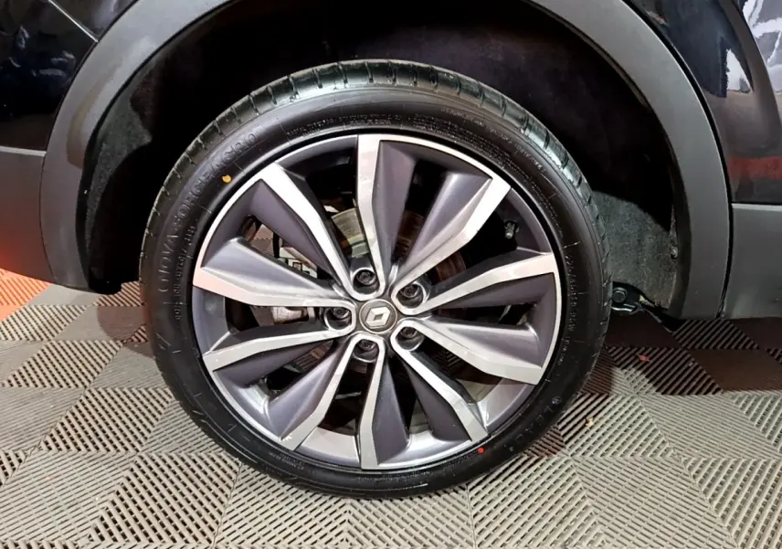 Gros plan sur la roue avant droite du Renault Kadjar noir, mettant en valeur la jante alliage au design moderne.