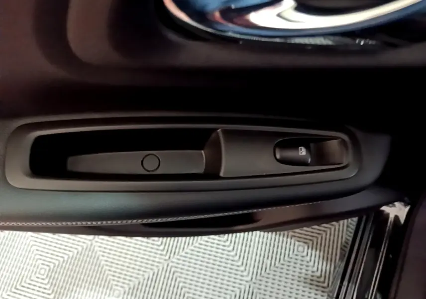 Détail de la poignée intérieure noire de la porte côté conducteur du Renault Kadjar Intens 2018.