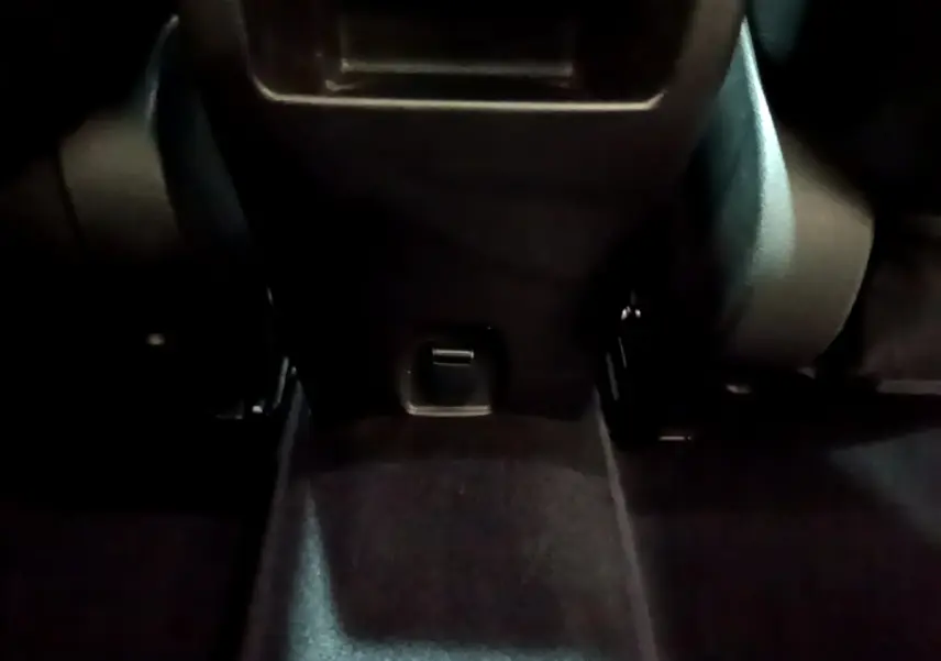 Prise 12V arrière visible entre les sièges noirs du Renault Kadjar Intens Energy TCe 130 de 2018.