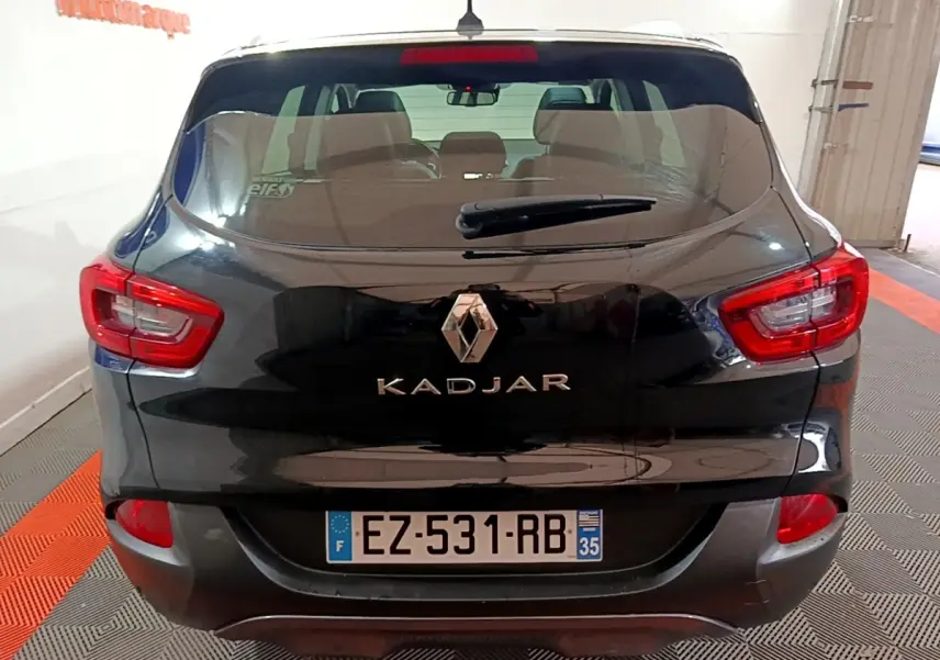 Vue arrière d'un Renault Kadjar noir 2018 avec feux arrière rouges et plaque d'immatriculation française visible.