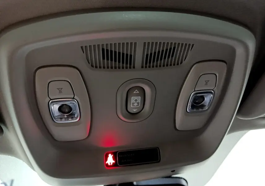 Plafonnier beige avec commandes d'éclairage et indicateur airbag passager allumé dans Renault Kadjar noir 2018